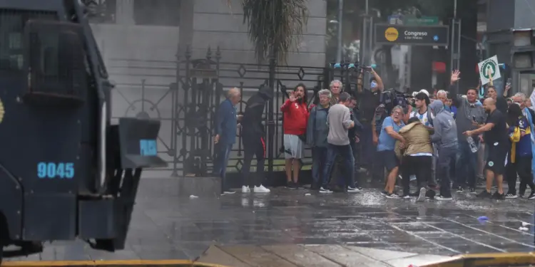 Reprimen masiva movilización de jubilados e hinchas de fútbol de Argentina