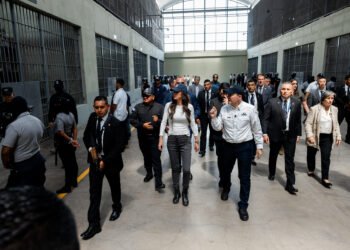 La secretaria de Seguridad de EE.UU. recorre la cárcel salvadoreña con migrantes detenidos