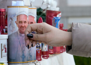 El papa Francisco no ha sufrido más crisis respiratorias y el broncoespasmo no afectó otros órganos