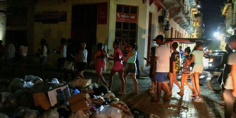 Colapsa de nuevo el sistema eléctrico de Cuba, cuarto apagón nacional en seis meses