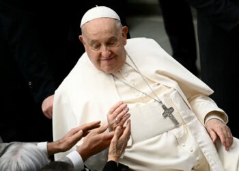 El papa Francisco sufre un «repentino» empeoramiento respiratorio: «Le causó vómitos y fue sometido a ventilación mecánica no invasiva»