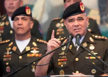 Ministro Padrino López honró gestión de viceministerios de Educación y Servicios de la FANB