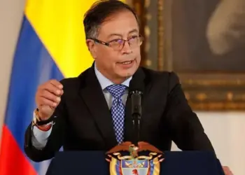 Presidente de Colombia convoca a votar por reforma de salud y laboral en consulta popular
