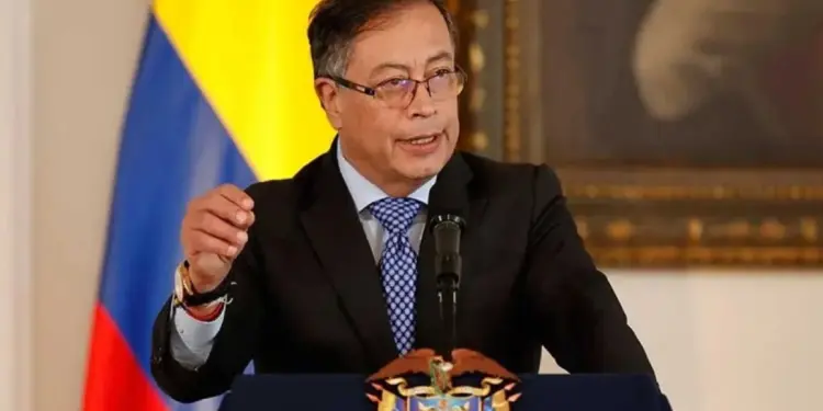 Presidente de Colombia convoca a votar por reforma de salud y laboral en consulta popular