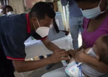 Venezuela ejecuta un plan nacional de vacunación y fumigación para prevenir el dengue