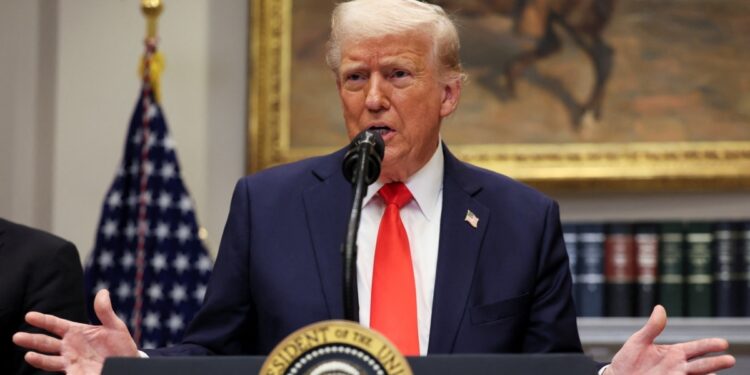 Donald Trump confirmó su intención de imponer aranceles de un 25% a los productos importados de sus socios comerciales, Canadá y México.