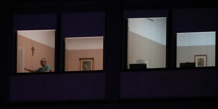 Papa Francisco sufre nuevas crisis respiratorias; de nuevo con ventilación no invasiva