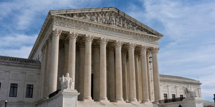 Corte Suprema de EEUU escucha demanda de México contra fabricantes de armas