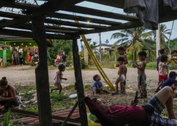 Costa Rica y Panamá coordinan transporte para migrantes que intentan regresar desde EEUU