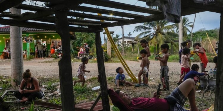 Costa Rica y Panamá coordinan transporte para migrantes que intentan regresar desde EEUU