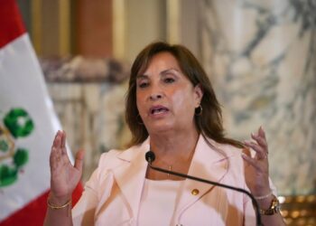 Presidenta de Perú acusa a fiscalía y a la «mala prensa» de buscar desestabilizar su gobierno