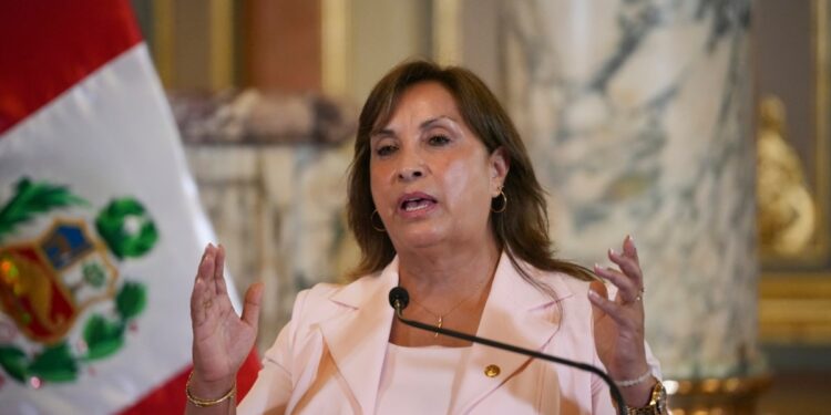 Presidenta de Perú acusa a fiscalía y a la «mala prensa» de buscar desestabilizar su gobierno