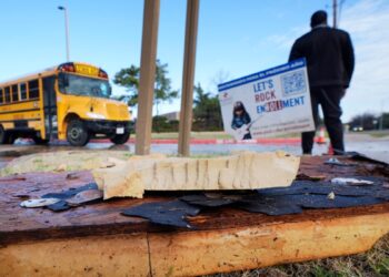 Clima extremo en EEUU provoca riesgo crítico de incendios y tormentas de nieve