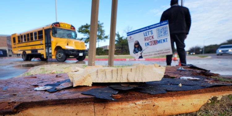 Clima extremo en EEUU provoca riesgo crítico de incendios y tormentas de nieve