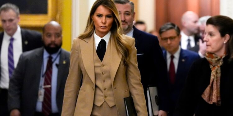 Melania Trump acude al Capitolio a apoyar ley contra la violencia en internet