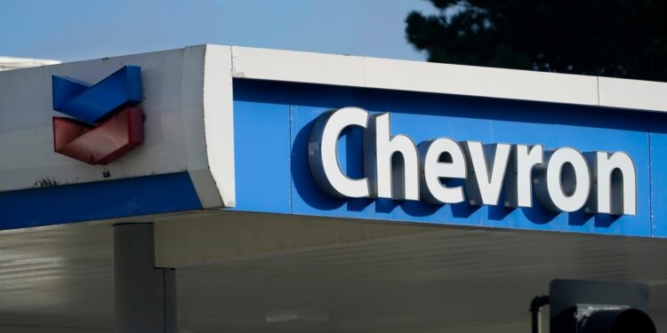 ¿Quién llenará el vacío de Chevron tras la orden de cierre de operaciones en Venezuela?