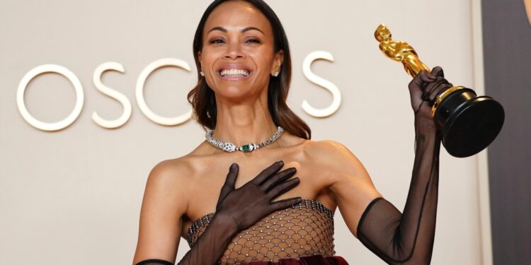 El Oscar de Zoe Saldaña recuerda a los dominicanos la primera vez que ganaron Miss Universo