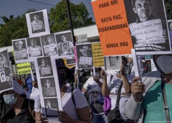 Una ONG resuelve 475 casos de niños desaparecidos durante la guerra civil en El Salvador