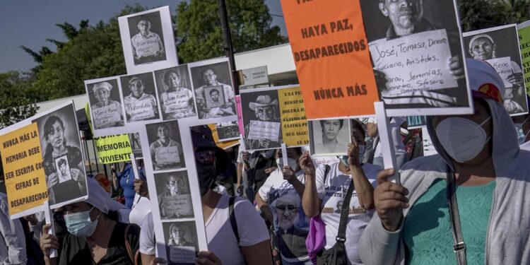 Una ONG resuelve 475 casos de niños desaparecidos durante la guerra civil en El Salvador