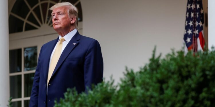 El presidente Trump emite un decreto declarando el inglés como idioma oficial de EEUU