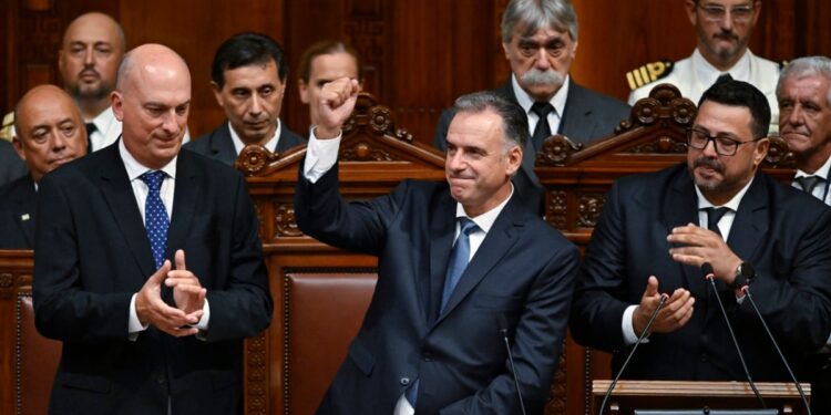 Yamandú Orsi es investido presidente y devuelve el poder a la izquierda en Uruguay