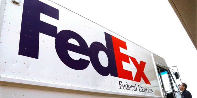 Avión de FedEx hace aterrizaje de emergencia tras choque con ave e incendio de motor