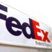 Avión de FedEx hace aterrizaje de emergencia tras choque con ave e incendio de motor