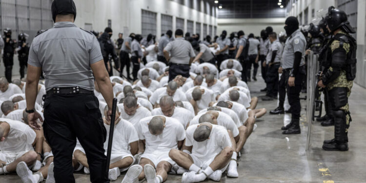 Abogados solicitan al Supremo de El Salvador la liberación y repatriación de venezolanos