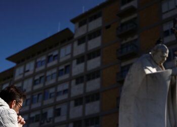 Papa Francisco descansa tras pasar la noche con mascarilla de oxígeno