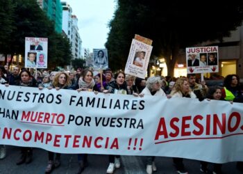 Miles de personas se manifiestan contra el presidente de la Comunidad de Valencia por su gestión de las inundaciones en España