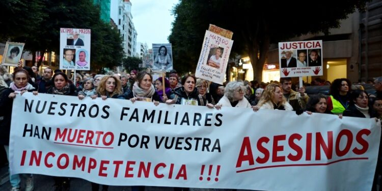 Miles de personas se manifiestan contra el presidente de la Comunidad de Valencia por su gestión de las inundaciones en España