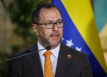 Venezuela rechaza la invocación de la “Ley de Enemigo Extranjero»: «criminaliza de forma infame e injusta a la migración venezolana»