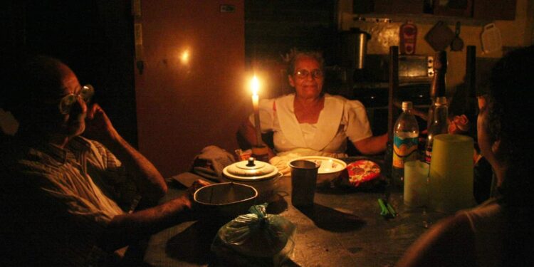 La mayor parte de Cuba sigue sin electricidad 12 horas después de nuevo apagón nacional