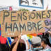 Manifestantes exigen aumento de pensiones en Venezuela, de menos de 2 dólares: «Nos aplican la pena de muerte»