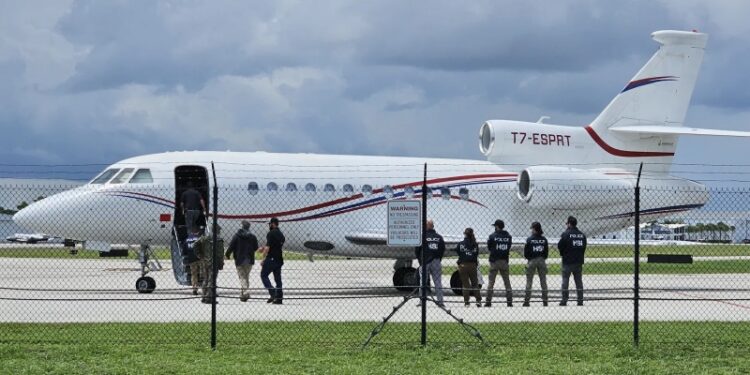 Departamento de Justicia de EEUU pide autorización para confiscar aeronave vinculada a Maduro