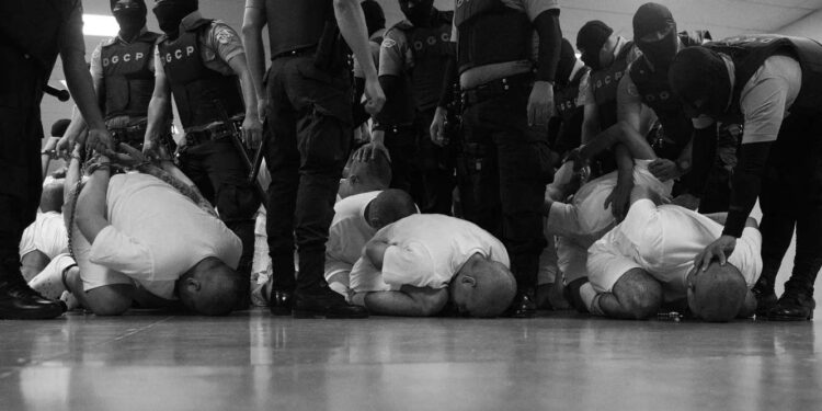 Periodista de Time narra la violencia y sometimiento de los venezolanos al llegar a El Salvador