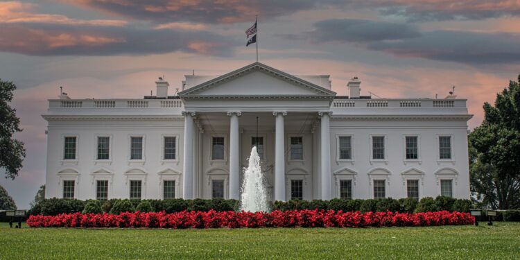 La Casa Blanca dice que orden judicial para no deportar a venezolanos carece de base legal