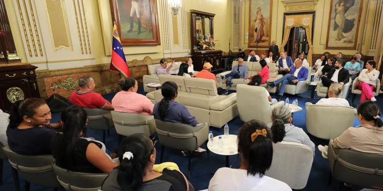 Maduro se reunión con familiares de venezolanos encarcelados en El Salvador