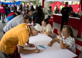Recolectan firmas en apoyo a migrantes venezolanos deportados a El Salvador