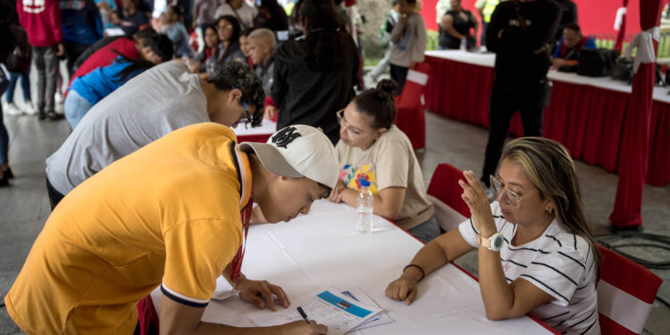 Recolectan firmas en apoyo a migrantes venezolanos deportados a El Salvador