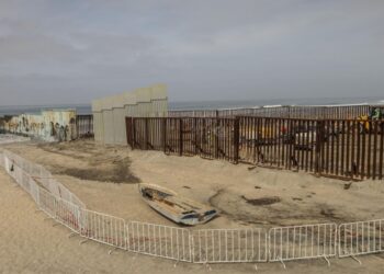 EEUU construye un muro sobre canal del río en Tijuana pese a tratados que lo impedían