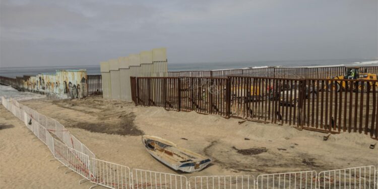 EEUU construye un muro sobre canal del río en Tijuana pese a tratados que lo impedían
