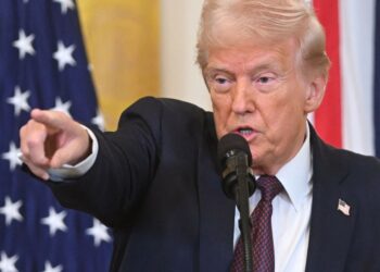 Trump da las gracias a Bukele por recibir a «criminales» deportados por Estados Unidos