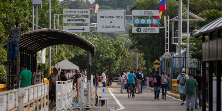 Migración Colombia aclara requisitos de ingreso para venezolanos: Boleto de salida y pasaportes vencidos