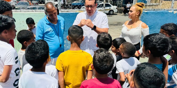 Negal Morales exige un programa de reinserción integral para migrantes que están retornando al país