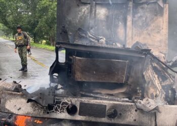Atentado con explosivo contra vehículo militar en Arauca: hallan bandera del ELN en la escena