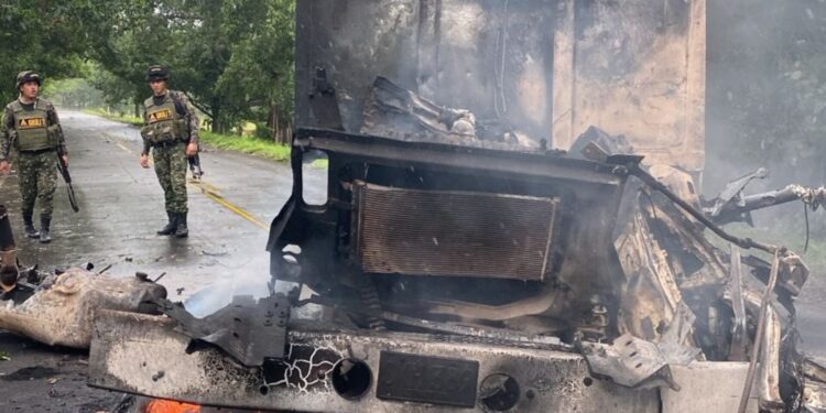 Atentado con explosivo contra vehículo militar en Arauca: hallan bandera del ELN en la escena