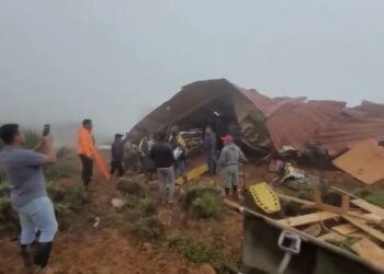 Sube a 11 el número de fallecidos y a más de 72.000 el de afectados por lluvias en Ecuador