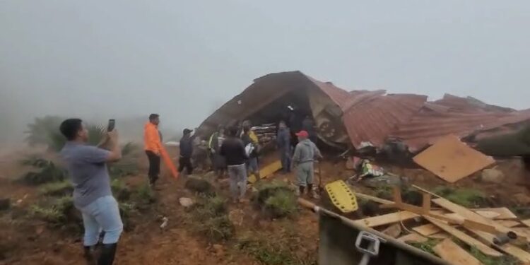 Sube a 11 el número de fallecidos y a más de 72.000 el de afectados por lluvias en Ecuador