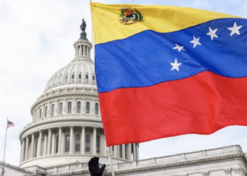 Venezolanos y haitianos piden a juez de EEUU suspender la orden de Trump de acabar el TPS